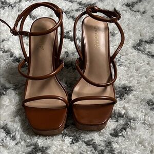 NWOT Shop Avara BAMBOO Tan Strappy Kelly Heels 4.5 inch heel height size 5.5